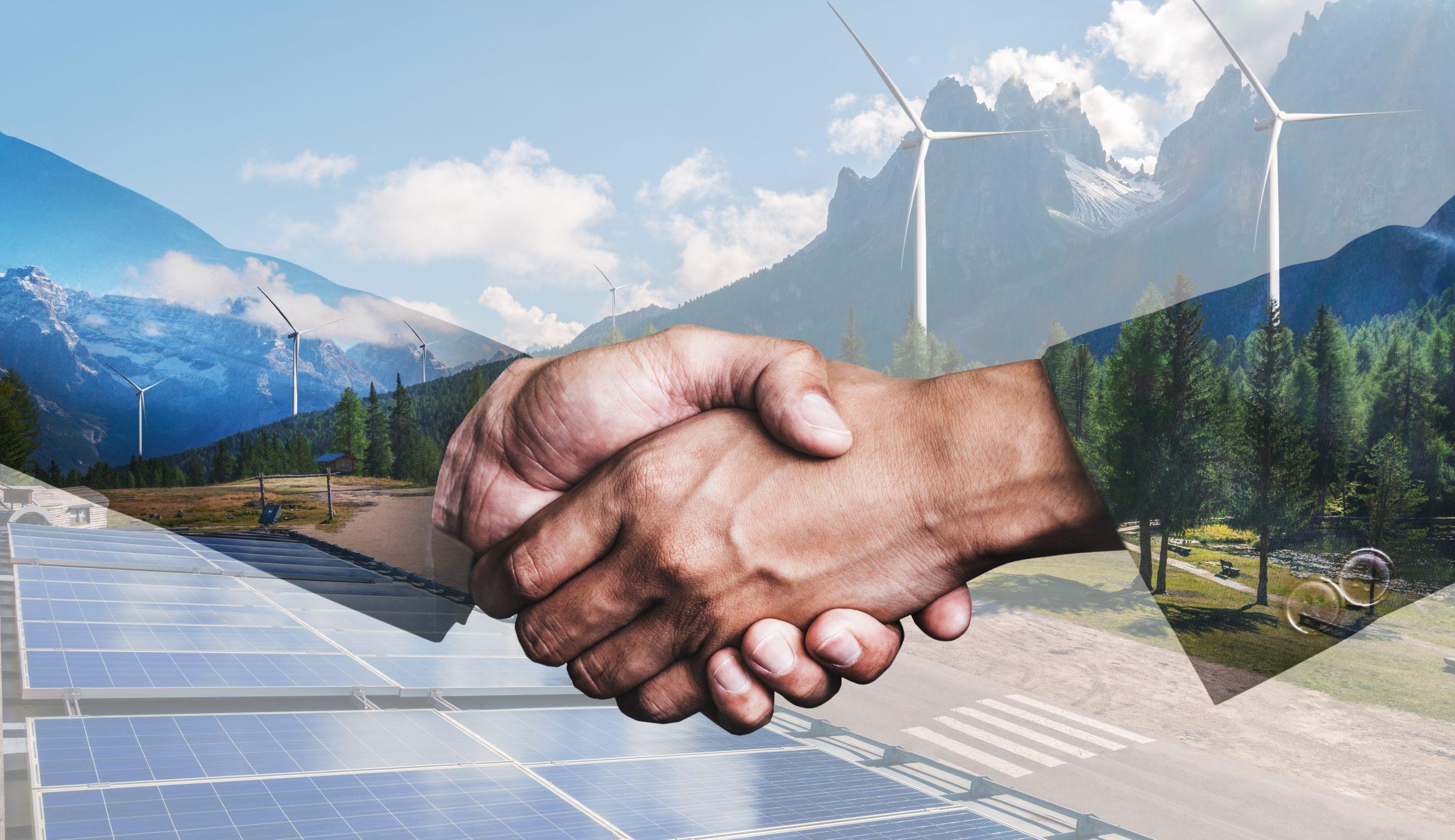 Doppelbelichtungsgrafik von Geschäftsleuten bei Handschlag mit Windkraftanlage, Bauernhof und grüne erneuerbare Energie im Hintergrund. Konzept der Nachhaltigkeit Entwicklung durch alternative Energie.